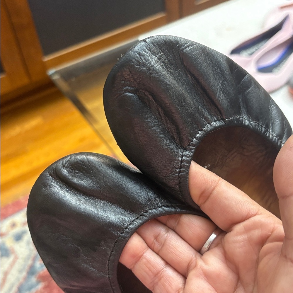 Tieks black Leather ballet Flat Shoes. Size: 9M, made in Italy ,folding flats - Picture 5 of 11